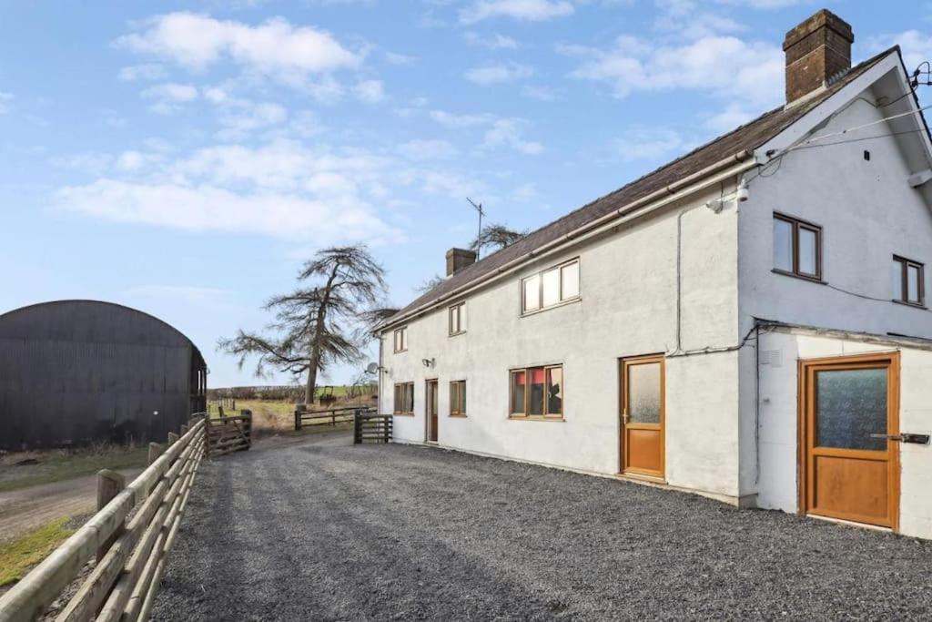 Upper Caerfaelog Farmhouse Llanbister Buitenkant foto
